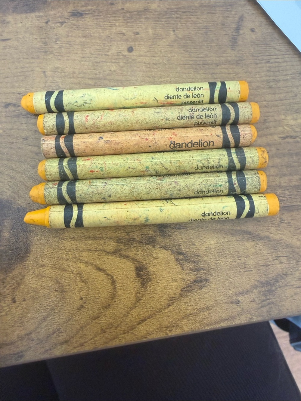Set of vintage / collectible / discontinued Crayola crayons - Dandelion
